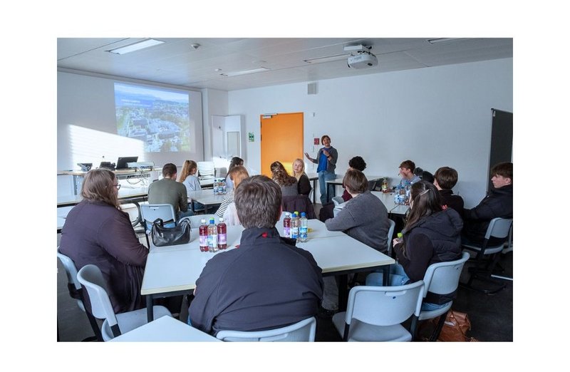 Schülerinnen und Schüler im Workshop an der Hochschule Kempten