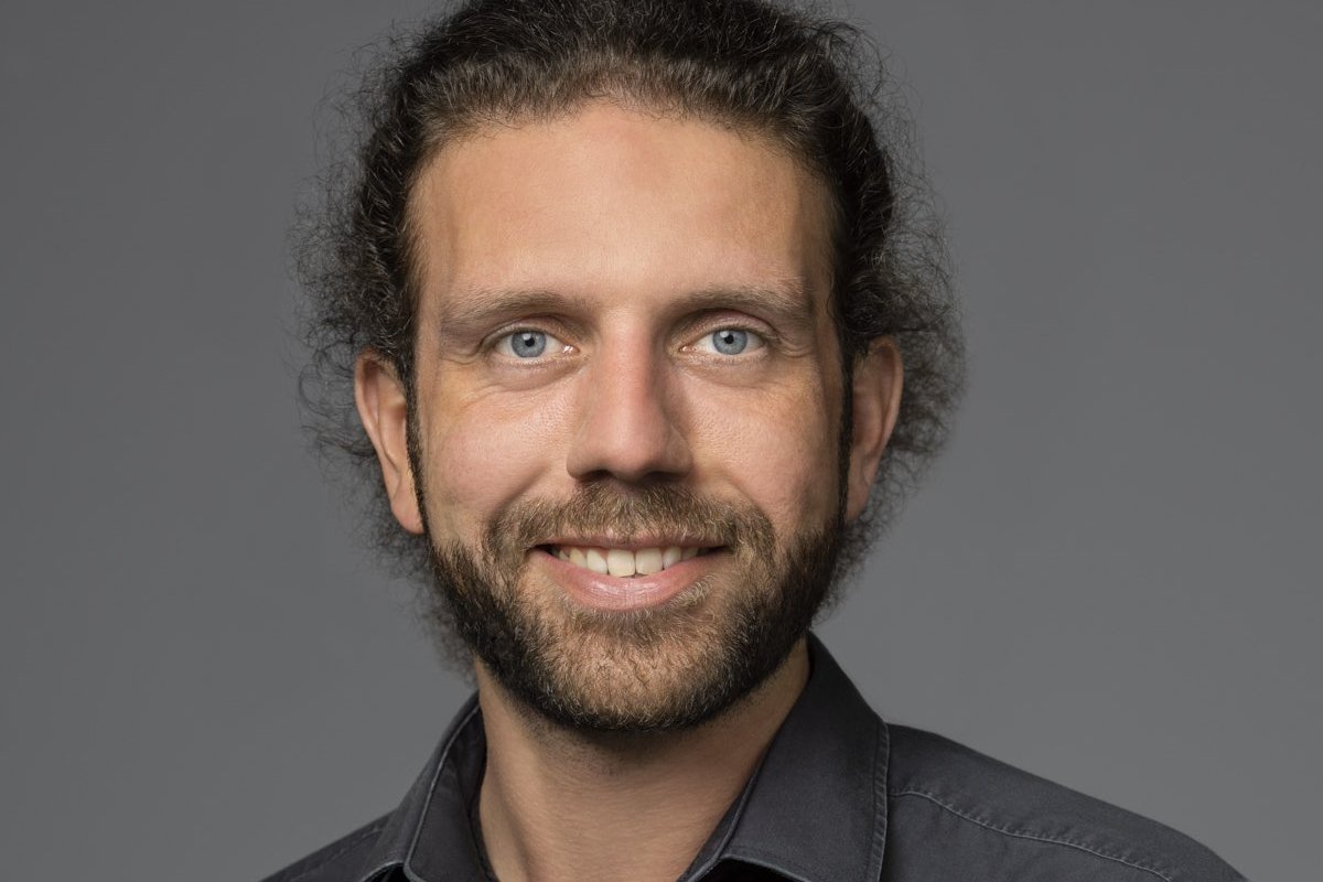 Ein Mann mit langen braunen Haaren und Bart
