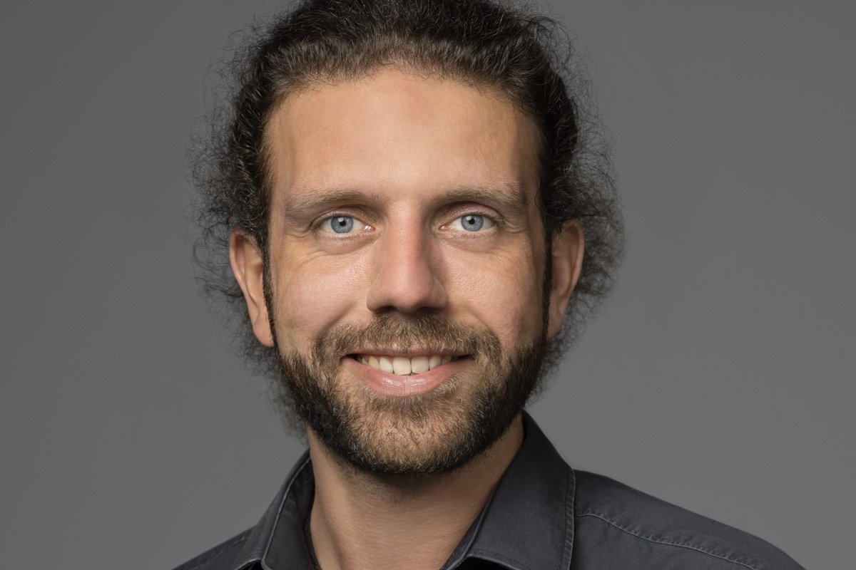 Dr. Michael Schaller Ein Mann mit langen braunen Haaren und Bart