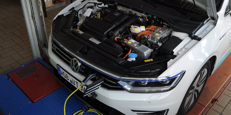 offener Motorraum des VW Passat GTE Hybrid