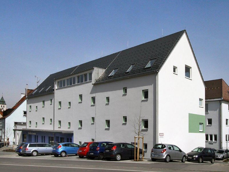 Ein schlichtes, vierstöckiges, modernes Merhfamilienhaus 