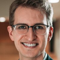 "Das Studium Fahrerassistenzsysteme in Kempten bietet eine solide theoretische Grundlage, auf der weiterführende Fächer wie Modellierung und Simulation, Human Machine Interfaces und Neuronale Netze aufbauen." - Entwicklungsingenieur bei Mercedes-Benz Group AG