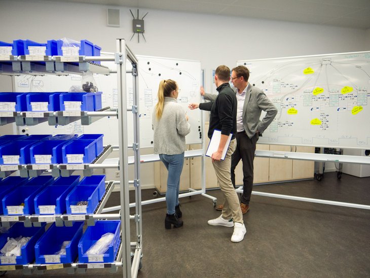 Fotos aus Fallstudien mit Studierenden in der Lernstatt für Produktionsmanagement  und Qualitätsmanagement der Hochschule Kempten.