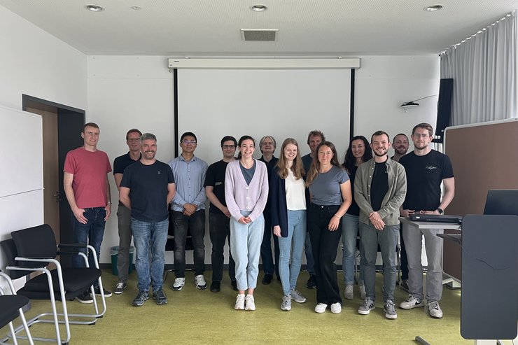 Eine Gruppe von jungen Nachwuchswissenschaftlerinnen und Nachwuchswissenschaftlern sowie deren Dissertationsbetreuenden