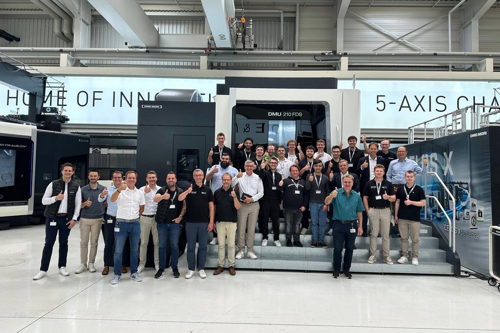 Gruppenbild der Exkursionsteilnehmenden mit Mitarbeitern von DMG MORI