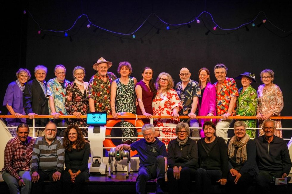 ein Gruppe von Schauspielern im Theaterkästle Altusried im Stück "Hilfe die alten brennen durch"