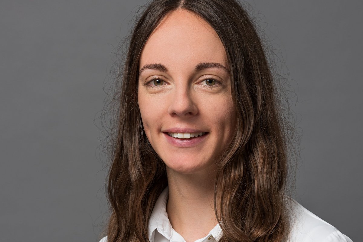 Anna-Maria Weber Eine Frau mit langen lockigen braunen Haaren