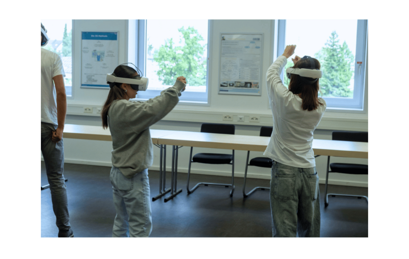 Schülerinnen die an einem Workshop der Hochschule Kempten teilnehmen.