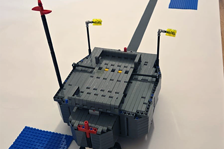 LegoMindstorm-Fahrzeug am Startpunkt einer Route.
