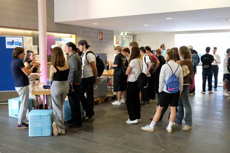 Personen in einem Gebäude der Hochschule Kempten während der Campustage 2026