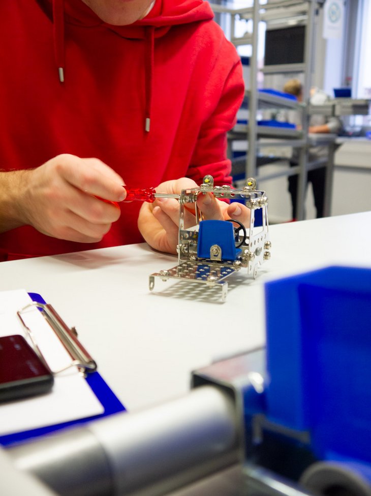 Fotos aus Fallstudien mit Studierenden in der Lernstatt für Produktionsmanagement und Qualitätsmanagement der Hochschule Kempten.