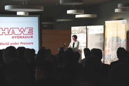 Zu sehen ist Vizepräsidentin Prof. Dr. Regina Schreiberwährend eines Vortrages vor Publikum 