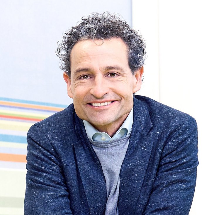 Prof. Dr. Guido Sommer Ein Mann mit lockigen grauen Haaren lächelt in die Kamera