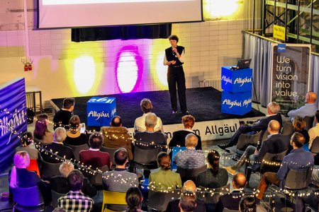 Die Vizepräsidentin für Forschung und Transfer eröffnet den Abend.  