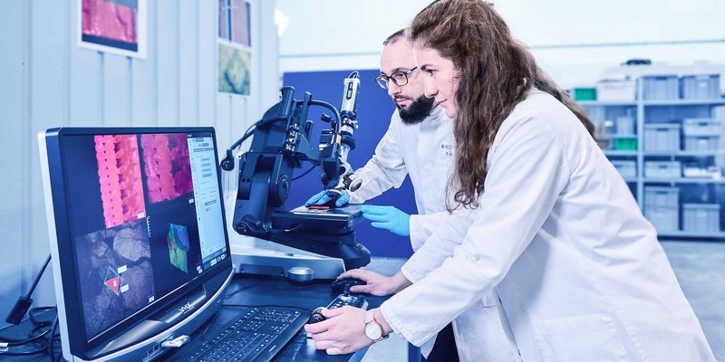 Zwei Studierende arbeiten an einer digitalen Analyse-Station in einem Labor