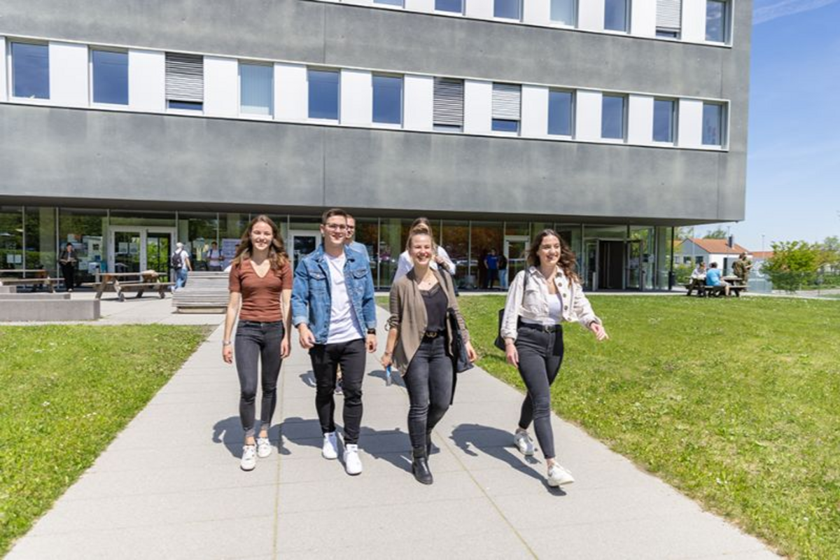 Personen vor einem Gebäude der Hochschule Kempten