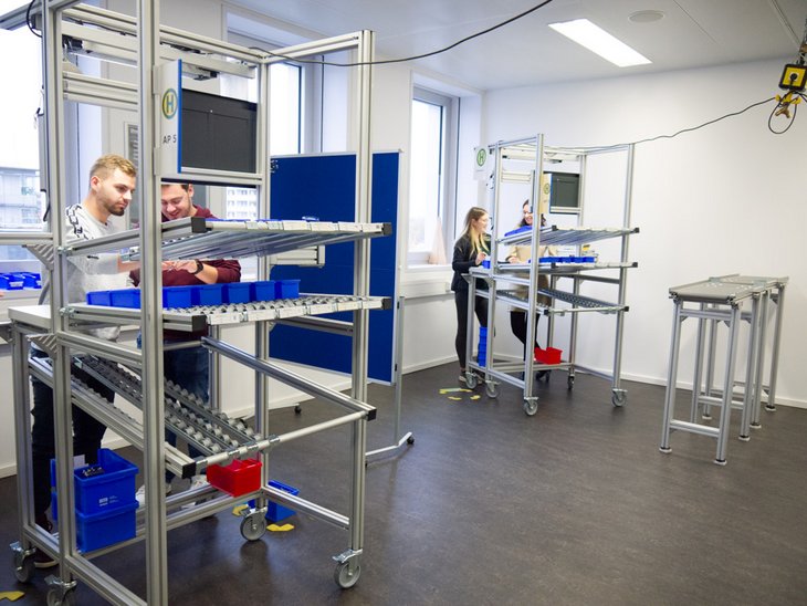 Fotos aus Fallstudien mit Studierenden in der Lernstatt für Produktionsmanagement und Qualitätsmanagement der Hochschule Kempten.