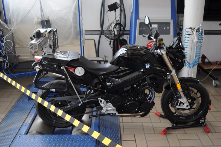 BMW F800R auf Rollenprüfstand