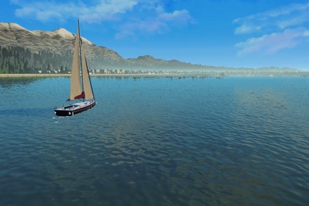 Spielwelt: Das Segelboot bewegt sich auf dem Bodensee auf ein Seeufer mit vielen Häusern zu. Dahinter sind schneebedeckte Berggipfel zu sehen.
