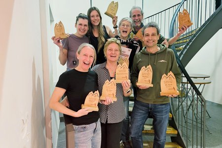 Die Kemptener Athletinnen und Athleten heben ihre Pokale in die Luft. 