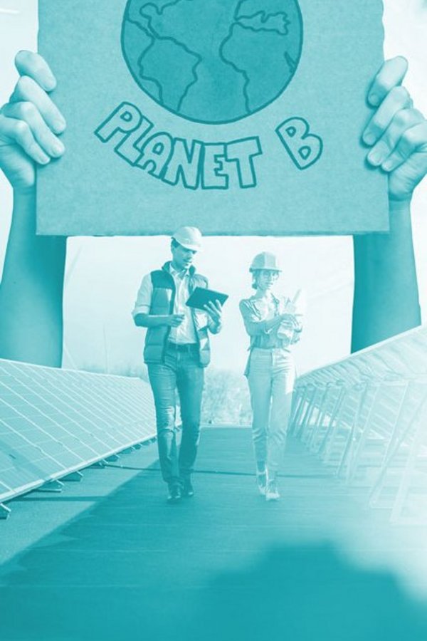 Bildcollage mit Blick auf das Solarkraftwerk auf dem Dach mit zwei Ingenieuren, die zu Fuß gehen und Photovoltaikmodule untersuchen und Demonstrationsschildern mit Slogans „There’s no planet B“ und „Stop Climate Change“. 