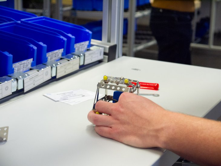 Fotos aus Fallstudien mit Studierenden in der Lernstatt für Produktionsmanagement und Qualitätsmanagement der Hochschule Kempten.