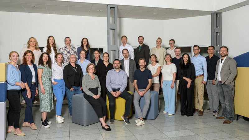 Eine große Gruppe lächelt in die Kamera