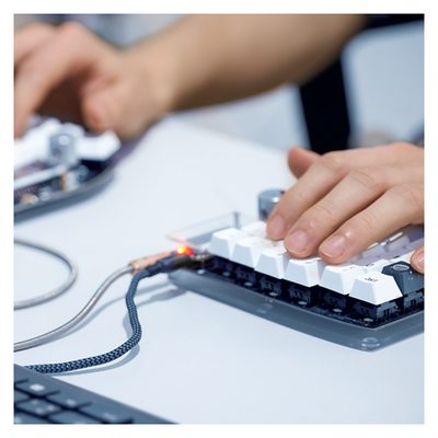 Einer Person arbeitet mit einer Tastatur