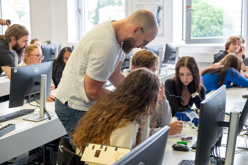 Schüler und Schülerinnen in einem Workshop an der Hochschule Kempten