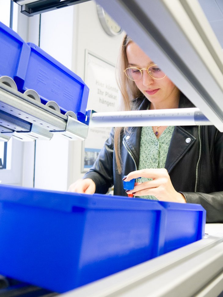 Fotos aus Fallstudien mit Studierenden in der Lernstatt für Produktionsmanagement und Qualitätsmanagement der Hochschule Kempten.