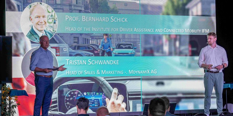 Zwei Vortragende auf der Bühne.