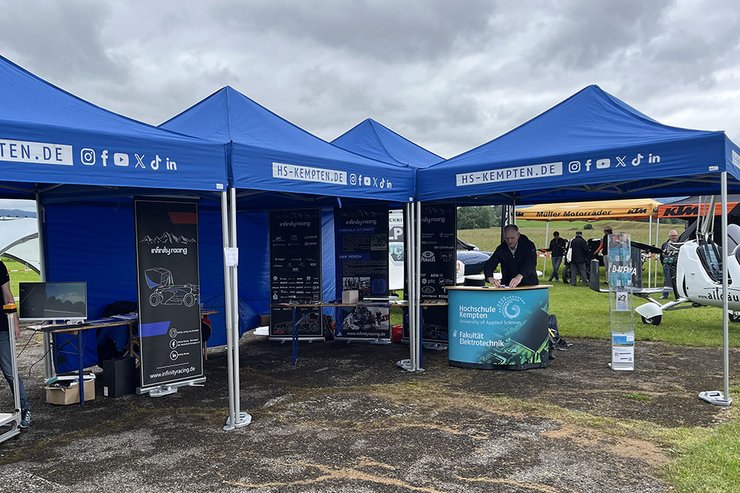  Die Fakultät Elektrotechnik der Hochschule Kempten war gemeinsam mit dem Rennteam der Hochschule Kempten »Inifinity Racing« am Elektroflugtag in Durach mit einem Informationsstand vertreten.