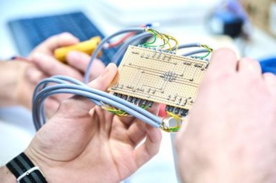 Ein Mitarbeiter des IDF hält eine Platine in Händen