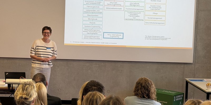 Die Dekanin der Fakultät Soziales und Gesundheit Astrid Selder vermittelt im Hörsaal den interessierten Teilnehmenden des Campustages via Power-Point-Präsentation Informationen zu unseren Studiengängen 