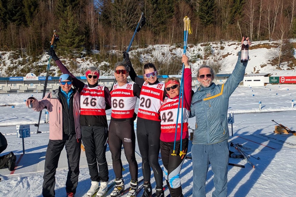 Die Athletinnen und Athleten des Kemptener Teams vor der Langlauf-Loipe. 