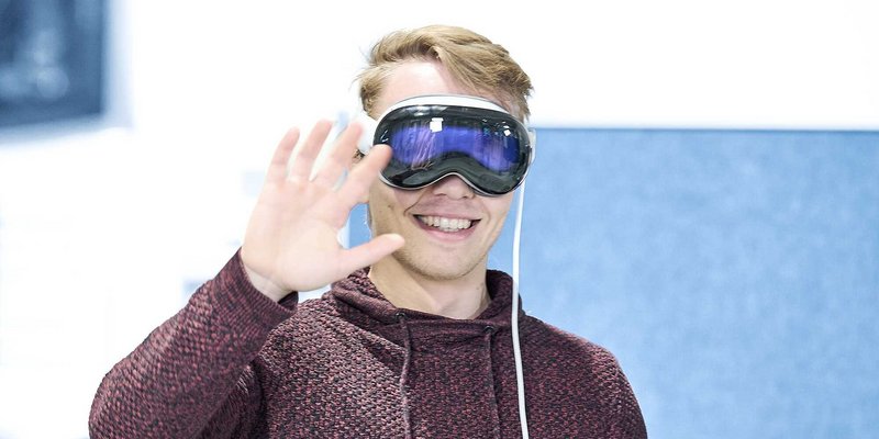 Student mit VR-Brille testet eine immersive Anwendung im Studienkontext