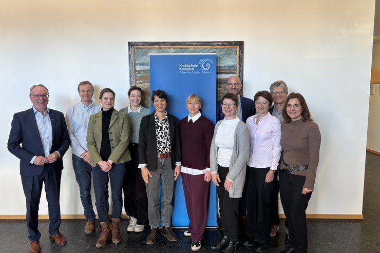 Eine Gruppe von Personen stehen vor einem Roll-up der Hochschule Kempten. Von links nach rechts: Prof. Dr. Wolfgang Hauke, Prof. Dr. Matthias Klingele, Prof. Dr. Barbara Seeberg, Verena Jetzinger, Dr. Carolin Klose, Dr. Nina Reitsam, Dr. Cathrin Stiegelmeyr, Prof. Dr. Daniel Buhr, Prof. Dr. Regina Schreiber, Prof. Dr. Rolf Jung, Dr. Gloria Petraschka.