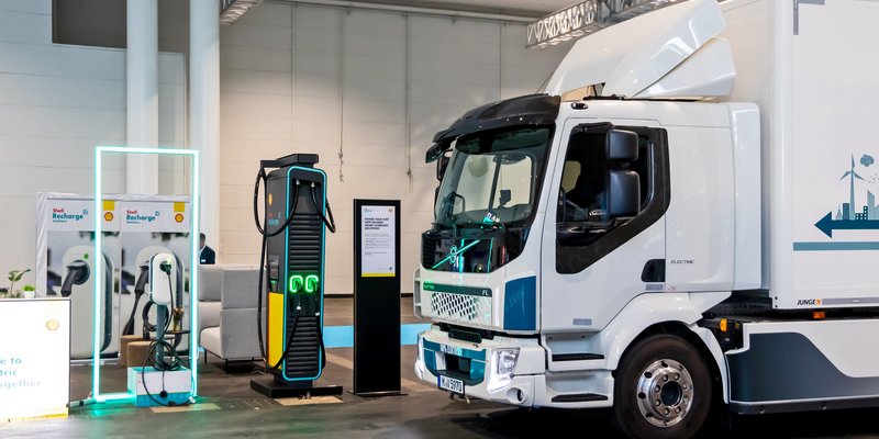 Ein E-LKW lädt an einer Ladesäule. 