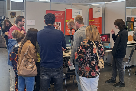 Mehrere Interessierte am Stand der Hochschule Kempten auf der GG Bavaria 2026