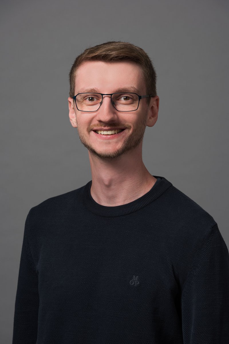 Eine Person mit kurzen Haaren und Brille