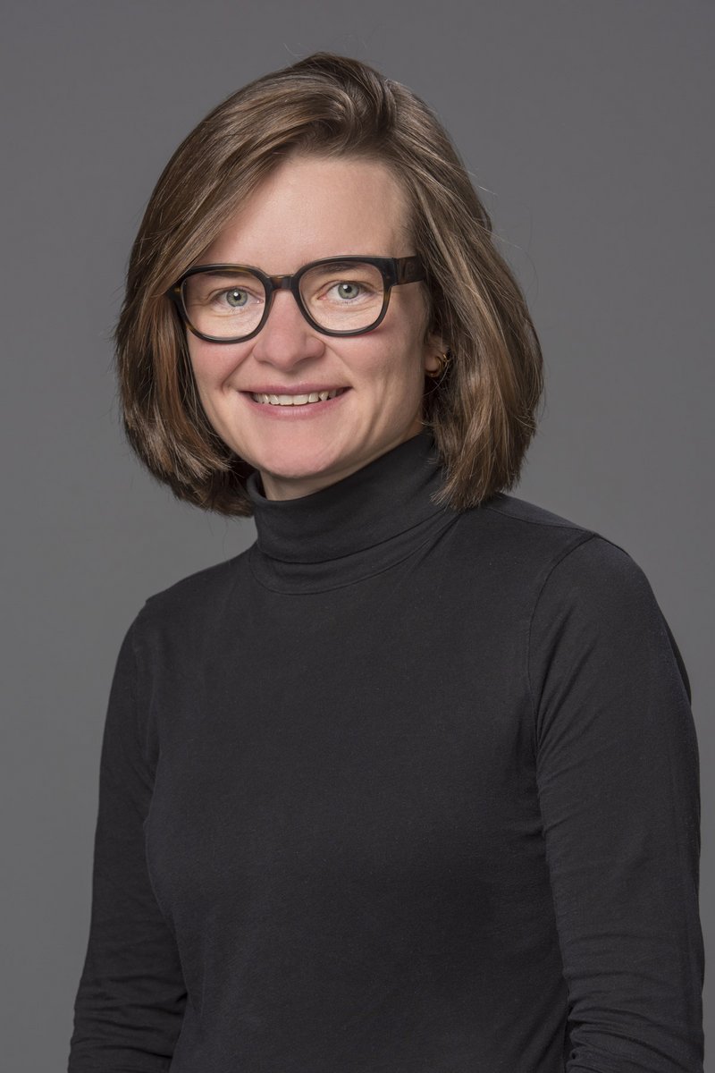 Ein Frau mit kurzen braunen Haaren und Brille 