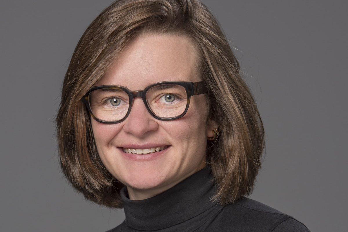 Ein Frau mit kurzen braunen Haaren und Brille 