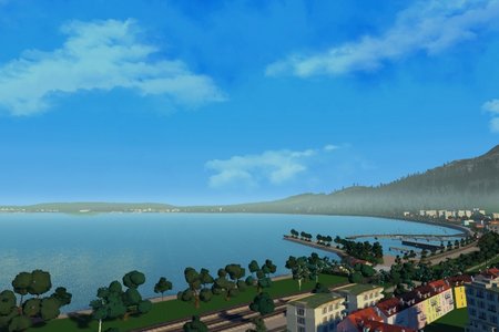 Spielwelt: Blick auf Bregenz und den angrenzenden Bodensee bei strahlend blauem Himmel, rechts dahinter der Pfänder. Am weiter entferndten Seeufer ist Lindau mit seinen Häusern zu erkennen.
