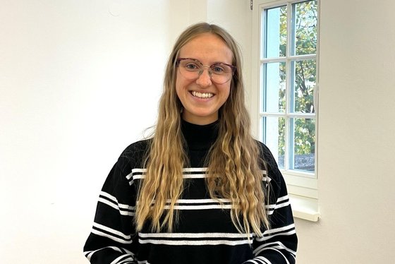 Eine Frau mit langen blonden Haaren und Brille 