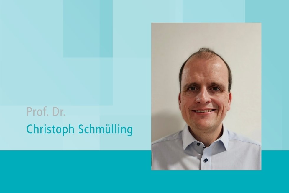 Prof. Dr.-Ing. Schmülling – Elektrische Antriebstechnik Hochschule Kempten Prof. Dr.-Ing. Schmülling, Experte für Elektrische Antriebstechnik an der Fakultät Elektrotechnik der Hochschule Kempten, vor blauem Hintergrund