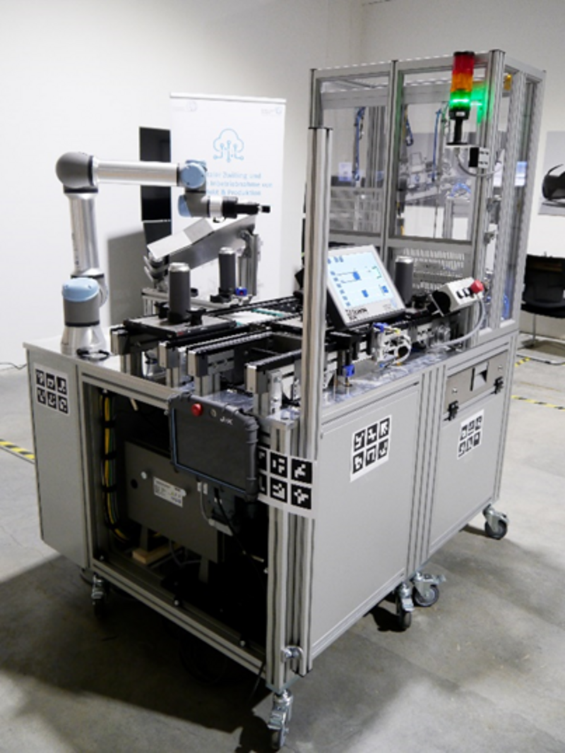Eine Maschine mit Roboterarm und Bildschirm