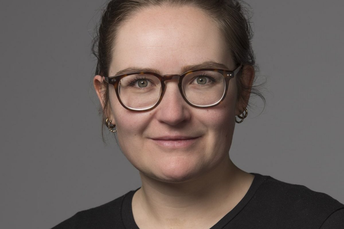 Johanna Aigner Eine Frau mit braunen Haaren und Brille