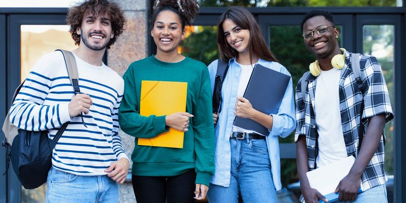 Gruppe internationaler Studierender vor einem Gebäude