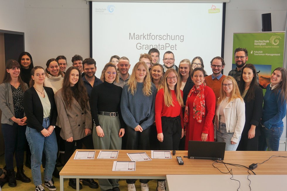 Vertreterinnen des Praxispartners GranataPet sowie Studierende und Professor:innen des Studiengangs bei der Abschlusspräsentation
