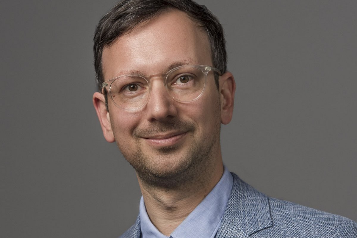 Prof. Dr. Martin Wetzel Eine Person mit kurzen braunen Haaren und Brille lächelt in die Kamera